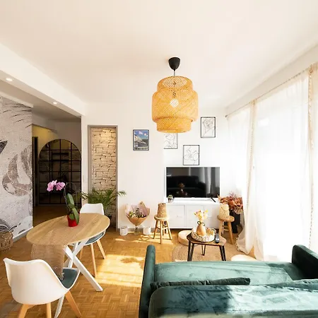Lumineux Avec Grande Terrasse Et Parking Au Coeur De La Apartman Pau