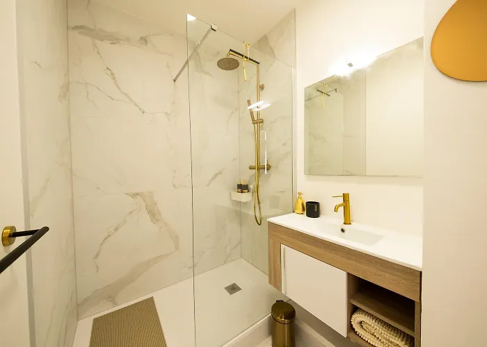 Lumineux Avec Grande Terrasse Et Parking Au Coeur De La Апартаменты По