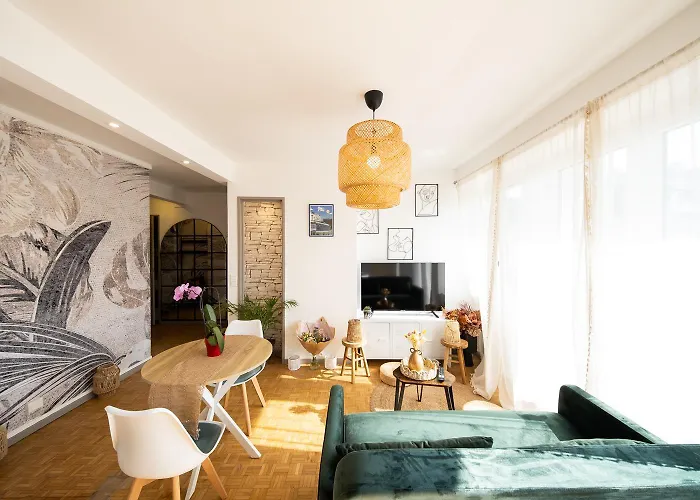 Lumineux Avec Grande Terrasse Et Parking Au Coeur De La Апартаменты По