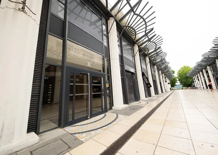 Lumineux Avec Grande Terrasse Et Parking Au Coeur De La